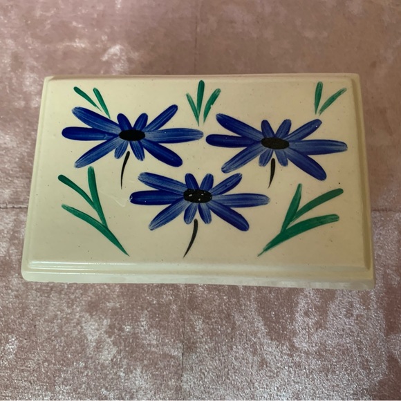 👗Painted White Ceramic Knick-Knack Box with Forget-Me-Not Flowers - Picture 2 of 11